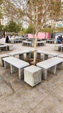 Medine şehrinde kare ve çörek şekilli betondan yapılmış bahçe koltukları için ilham kaynağı.