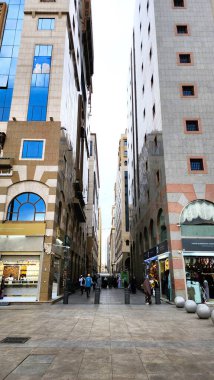 Giriş katı dükkan olarak kullanılan Medine şehrinin koridoru.