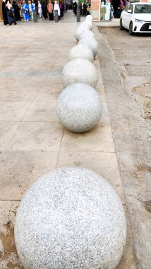 Yolun kenarına yayaların oturması için kullanılabilecek beton toplar yerleştirildi.