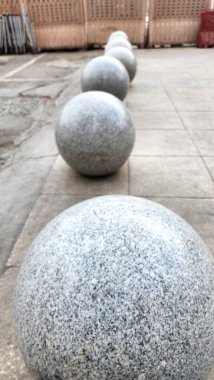 Yolun kenarına yayaların oturması için kullanılabilecek beton toplar yerleştirildi.