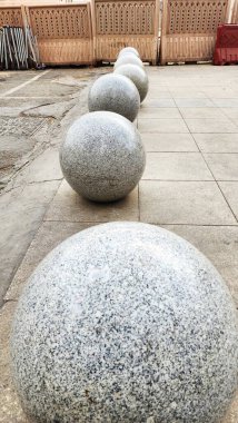 Yolun kenarına yayaların oturması için kullanılabilecek beton toplar yerleştirildi.