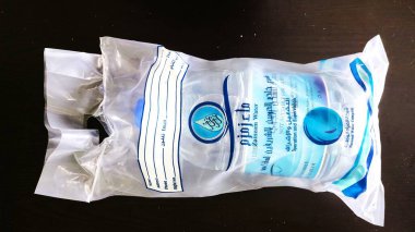 Mühürlü şişedeki kutsal Zam Zam suyu kutsal Mekke topraklarından gelen hacı ve umrah hacıları için bir hediyedir..