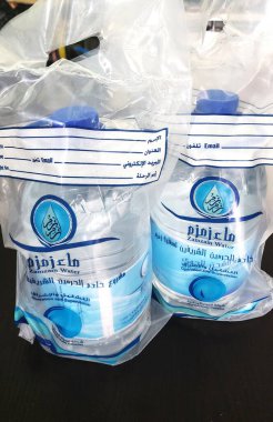 Mühürlü şişedeki kutsal Zam Zam suyu kutsal Mekke topraklarından gelen hacı ve umrah hacıları için bir hediyedir..