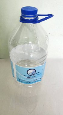 Mühürlü şişedeki kutsal Zam Zam suyu kutsal Mekke topraklarından gelen hacı ve umrah hacıları için bir hediyedir..