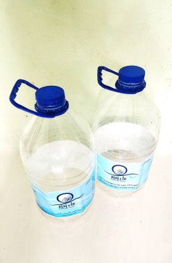 Mühürlü şişedeki kutsal Zam Zam suyu kutsal Mekke topraklarından gelen hacı ve umrah hacıları için bir hediyedir..