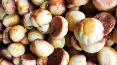 Nastar kurabiyeleri hala sıcak, fırından yeni alınmış, Kurban Bayramı 'nda konukları ziyaret etmek için atıştırmalık olarak.