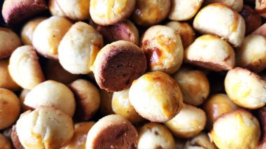 Nastar kurabiyeleri hala sıcak, fırından yeni alınmış, Kurban Bayramı 'nda konukları ziyaret etmek için atıştırmalık olarak.