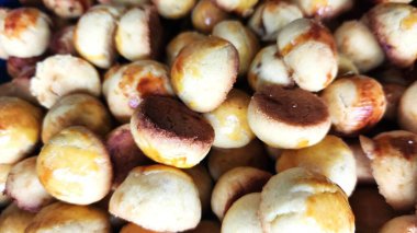 Nastar kurabiyeleri hala sıcak, fırından yeni alınmış, Kurban Bayramı 'nda konukları ziyaret etmek için atıştırmalık olarak.