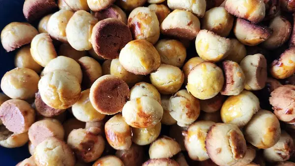 Nastar kurabiyeleri hala sıcak, fırından yeni alınmış, Kurban Bayramı 'nda konukları ziyaret etmek için atıştırmalık olarak.