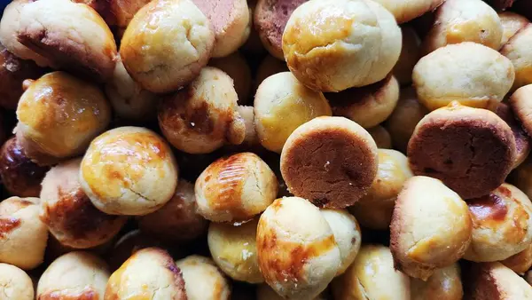 Nastar kurabiyeleri hala sıcak, fırından yeni alınmış, Kurban Bayramı 'nda konukları ziyaret etmek için atıştırmalık olarak.