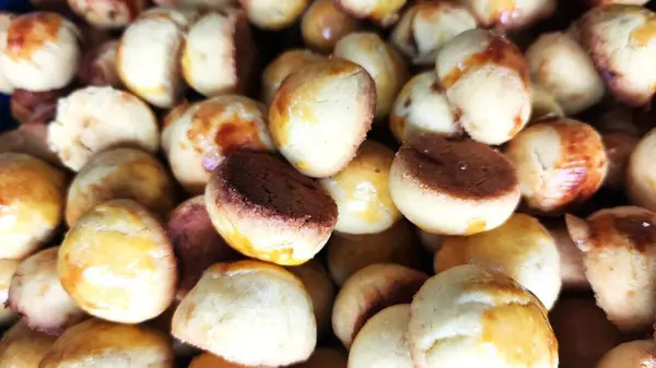 Nastar kurabiyeleri hala sıcak, fırından yeni alınmış, Kurban Bayramı 'nda konukları ziyaret etmek için atıştırmalık olarak.