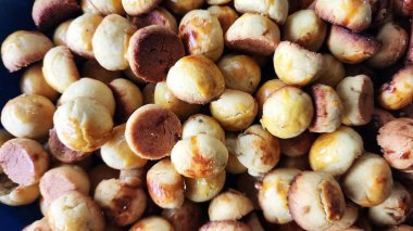 Nastar kurabiyeleri hala sıcak, fırından yeni alınmış, Kurban Bayramı 'nda konukları ziyaret etmek için atıştırmalık olarak.