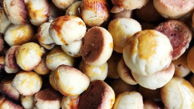 Nastar kurabiyeleri hala sıcak, fırından yeni alınmış, Kurban Bayramı 'nda konukları ziyaret etmek için atıştırmalık olarak.