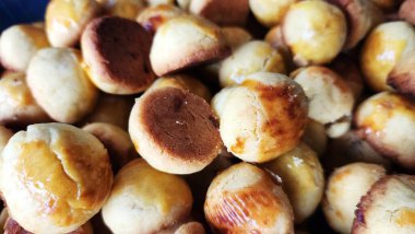 Nastar kurabiyeleri hala sıcak, fırından yeni alınmış, Kurban Bayramı 'nda konukları ziyaret etmek için atıştırmalık olarak.