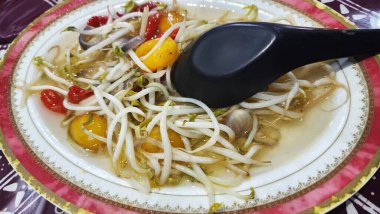 Lezzetli sosta pişirilmiş, acı biber ve domatesli fasulye şeklinde sebzeler lezzetli, baharatlı ve taze.