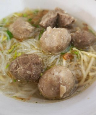 İçinde köfteler, erişte, bihun ve ayrı çorba var.