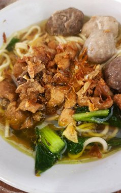 İçinde köfteler, erişte, bihun ve ayrı çorba var.