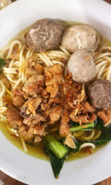 İçinde köfteler, erişte, bihun ve ayrı çorba var.