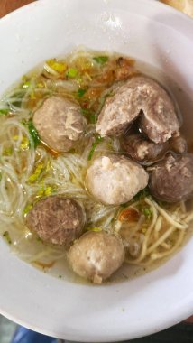 İçinde köfteler, erişte, bihun ve ayrı çorba var.