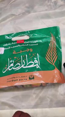 İftar paketi, Mekke 'deki Büyük Cami' de ve Medine 'deki Peygamber' in Mescid-i Haram 'da oruç tutma zamanına yaklaşırken dağıtılan yoğurt, hurma, su ve ekmekten oluşuyor.