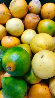 Limon sindirimi geliştirir, bağışıklığı arttırır ve cilt sağlığı için antioksidan içerir. Yemeklere ve içeceklere keskin bir tat katıyor, mutfak deneyimlerini geliştiriyor..