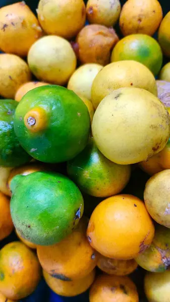 Limon sindirimi geliştirir, bağışıklığı arttırır ve cilt sağlığı için antioksidan içerir. Yemeklere ve içeceklere keskin bir tat katıyor, mutfak deneyimlerini geliştiriyor..