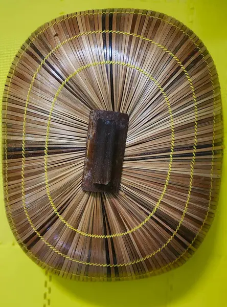 Bu örülmüş bambu kapağı pirinç ve ana yemekleri servis etmek için kullanılan geleneksel bir Endonezya gereçleridir. Basit ama işlevsel bir işçilik..