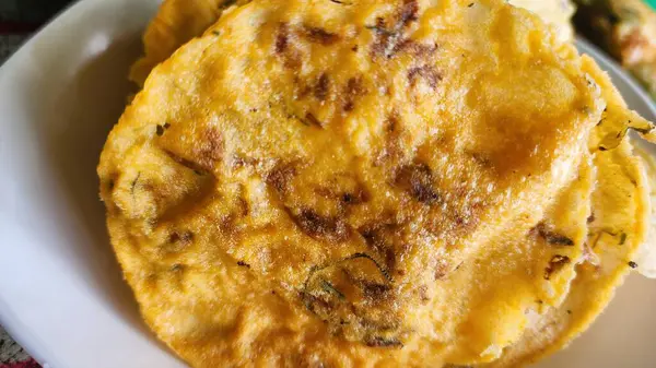 Tavada yakın plan kızarmış pirinç.