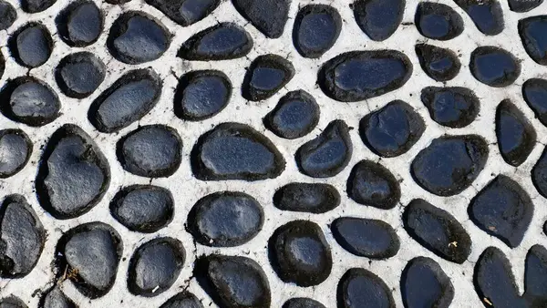 Siyah beyaz taşların yakın plan çekimi.