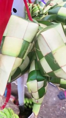 Ketupat örülmüş hindistan cevizi yapraklarından yapılır, bu yüzden pilavı pirinç ketupatına sarın.