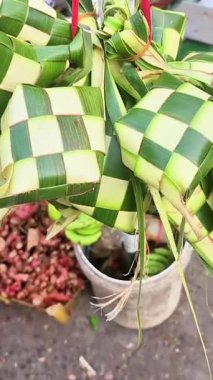 Ketupat örülmüş hindistan cevizi yapraklarından yapılır, bu yüzden pilavı pirinç ketupatına sarın.