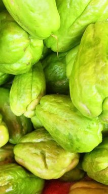 Piyasada taze organik siyam kabağı