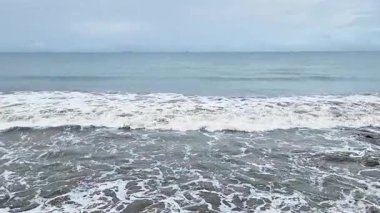 Padang City, Batı Sumatra, Endonezya 'nın batı kıyısındaki sahil dalgaları büyük doğal kayalardan oluşan dalgalara çarpıyor. Deniz kıyısının güzel manzarası. 