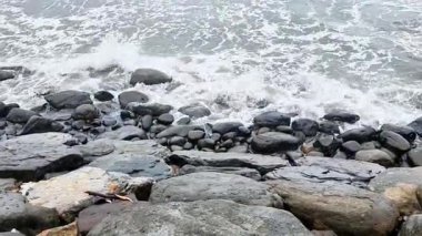 Padang City, Batı Sumatra, Endonezya 'nın batı kıyısındaki sahil dalgaları büyük doğal kayalardan oluşan dalgalara çarpıyor. Deniz kıyısının güzel manzarası. 