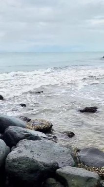 Sahildeki deniz dalgaları Taşlar ve kayalar dalga kırıcı olarak