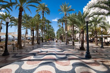 Alicante. Limana yakın olan caddeyi açıkla.