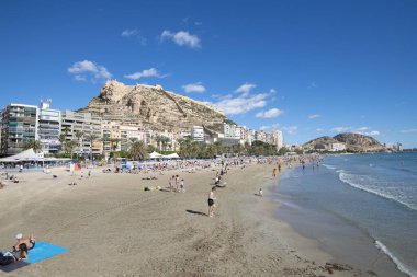 Alicante. El Postiguet Plajı ve Santa Barbara Kalesi