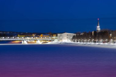 Gece Rovaniemi Panoramisi ve Kemi Nehri donmuş 