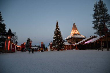Rovaniemi 'deki Noel Baba Köyü. Kuzey Kutbu Çemberi