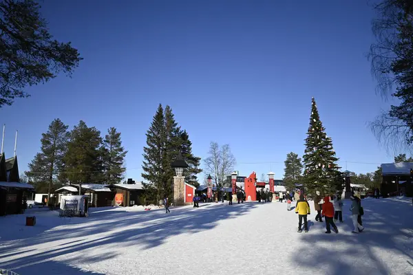 Rovaniemi 'deki Noel Baba Köyü. Kuzey Kutbu Çemberi