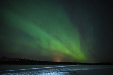 Olkkajarvi Gölü 'ndeki Aurora Borealis, Rovaniemi ve Noel Baba Köyü yakınlarındaki Apukka yakınlarında, donmuş.