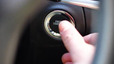 Arabanın motorunu çalıştırmak için düğmeye basıyorum. Arabanın motorunu çalıştırmak için düğme. Arabanın içi. Araba elektroniği. Modern arabalar. Başla ve dur..
