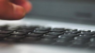 Klavyeye ses ile yakın çekim video yazımı
