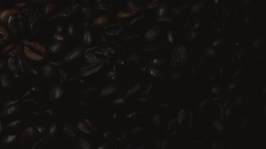 Moving Coffee Beans 'in yakın çekimi. Kafein hareket halinde. Kahve Fasulyeleri Dinamik Hareket 'te. Kavrulmuş kahve çekirdeği. Birinci sınıf kahve çekirdekleri hareket halinde. Kahve Fasulyesi Mükemmel Şat. 4k çözünürlük görüntüleri