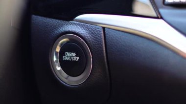 Arabanın motorunu çalıştırmak için düğmeye basıyorum. Arabanın motorunu çalıştırmak için düğme. Arabanın içi. Araba elektroniği. Modern arabalar. Başla ve dur.