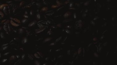 Moving Coffee Beans 'in yakın çekimi. Kafein hareket halinde. Kahve Fasulyeleri Dinamik Hareket 'te. Kavrulmuş kahve çekirdeği. Birinci sınıf kahve çekirdekleri hareket halinde. Kahve Fasulyesi Mükemmel Şat. 4k çözünürlük görüntüleri