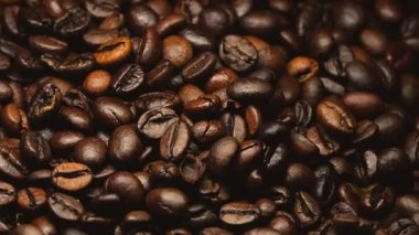 Moving Coffee Beans 'in yakın çekimi. Kafein hareket halinde. Kahve Fasulyeleri Dinamik Hareket 'te. Kavrulmuş kahve çekirdeği. Birinci sınıf kahve çekirdekleri hareket halinde. Kahve Fasulyesi Mükemmel Şat. 4k çözünürlük görüntüleri