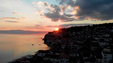 Güzel UNESCO şehrinin günbatımı 4K görüntüsü. Ohri, Makedonya.