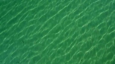 Güzel turkuaz denizin güzel drone manzarası. 