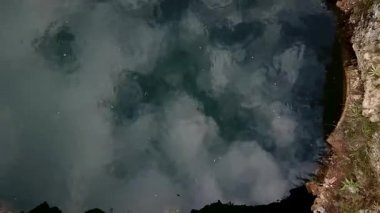 Bizans döneminden kalma eski Hıristiyan Ortodoks kilisesi bir gölün ortasında batmış ve yok olmuş. Güzel drone hava görüntüsü.